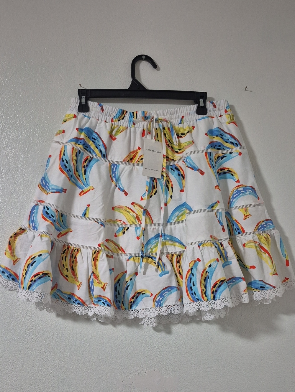 Free Assembly White Tiered Mini Skirt with Colorful Banana Print